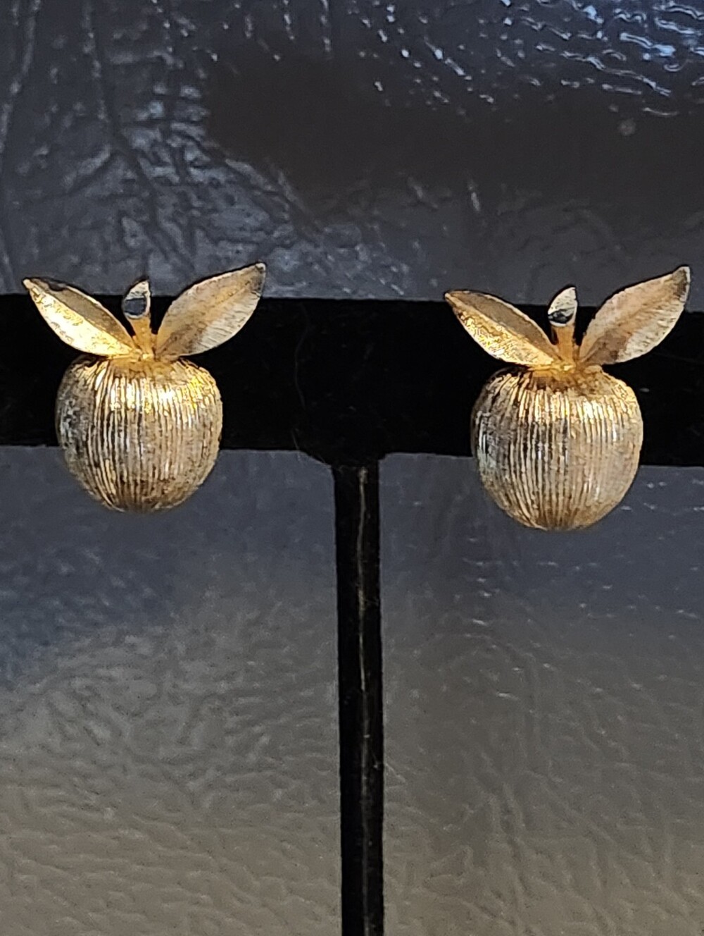 Vtg Sarah Coventry Gold Tone Apple Clip On Earrings